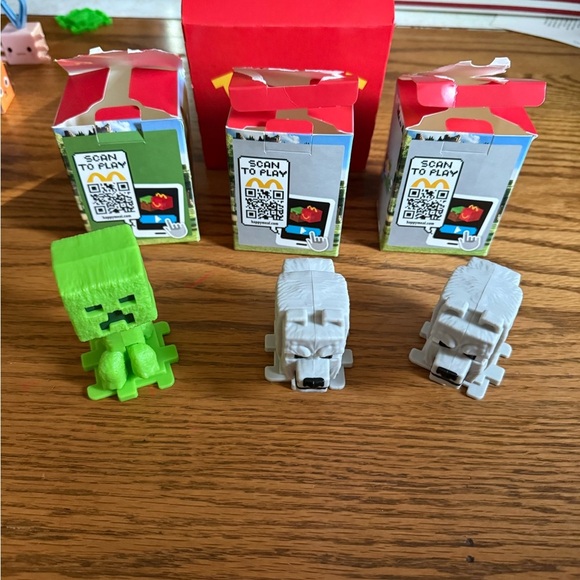 Minecraft Movie Creeper and Wolf Figures Collectible Set - Picture 5 of 5